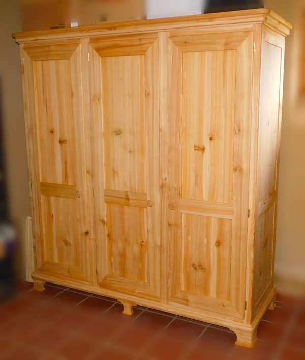 Foto des dreitürigen Schrankes