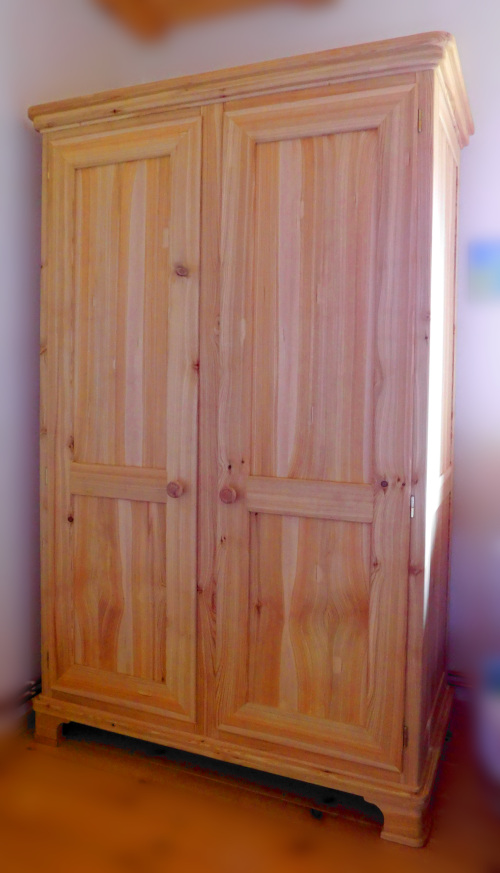 Foto des zweitürigen Schrankes